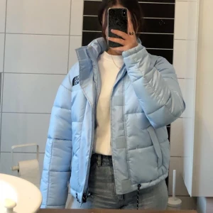 North face jacka - AVSLUTAR BUDGIVNINGEN PÅ ONSDAG!En svinball North face jacka som är köpt på junkyard tidigare i höst. Går inte att hitta någonstans längre, så ganska unik ändå. Lägg gärna ett bud så jag kan se vad jag skulle kunna få för den. Säljer för att blå inte riktigt va min färg, men den är verkligen cool så det tar emot att behöva sälja. Buda minst +50kr. Bud 2050kr