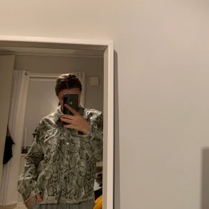 Ormmönstrad jacka/ kofta från zara - En super fin och cool Ormjacka🐍 från zara. Inte använd så mycke och passar både att ha över hoddie eller bara jackan!