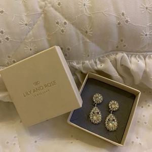 Lily and rosé örhängen  - Silvriga Lily and rosé örhängen 