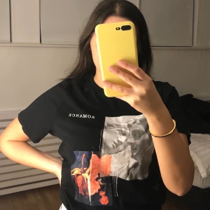 T-shirt med tryck Strl M  - T-shirt med tryck från GinaTricot, använd endast några få gånger och kommer inte längre till användning. Passar även de som vanligen bär storlek S.                                          Ordinariepris: 129 kr                                                                      Köparen står själv för frakten 