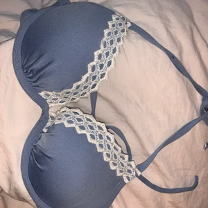 Bikiniöverdel - Supervacker bikiniöverdel från H&M. Säljer den pga att den är för liten, tyvärr. Den har lite push up som banan kan se på andra bilden. Köptes för 150kr på H&M. Passar både 70A&75A😍💞