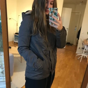 Höstjacka - Fodrad jacka från H&M, värmemässigt passar den bra tidig vår eller höst. Väl använd och färgen är lite urtvättad.