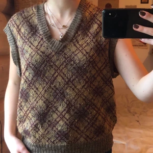 stickad väst  - Supernajs vintage stickad väst i varma färger.