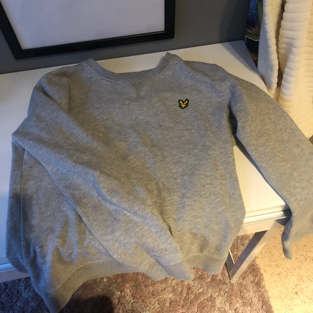 grå lyle & scott sweatshirt, är en 150 men passar xs, använd o är i väldigt bra skick. Hoodies.