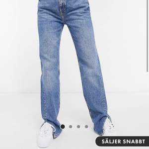 Intressekoll på dessa sjukt snygga jeans från pull&bear!  Helt slutsålda i storlek 36 på ASOS där jag beställde dem✨ de är oanvända med lappen kvar!