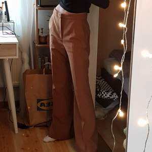 Så snygga byxor som tyvärr var för stora på mig, därför aldrig använda🥺 Möts i Stockholm eller fraktas, då står köpare för frakt :) 