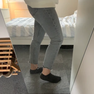 Gråa Zara jeans, RAKA - jag är ca 167cm💕😋