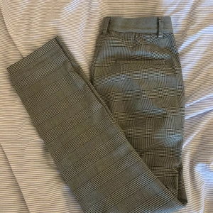 Chinos - Skiitsnygga chinos som är helt felfria! De passar mig som är en 34 perfekt. Har inte mycket att säga, de kommer mest inte för användning men är såå sköna ✨✨