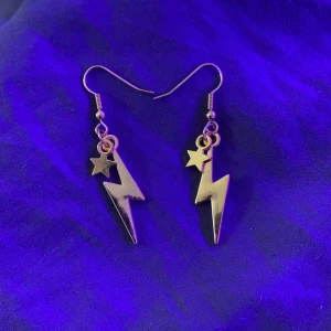 Guldiga örhängen - Fan va snyggaaaa jag orkar inte, men ja dessa örhängen i guld wow va fina