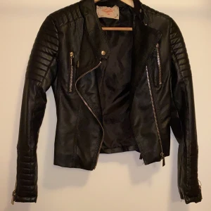 Svart skinnjacka - Svart skinnjacka, säljer pga att den tyvärr har blivit liten för mig. Den är i storlek 36 (liten i storleken så passar en 34.) använd ett fåtal gånger så i mycket bra skick. Säljer för 300 kr, köparen står för frakt!