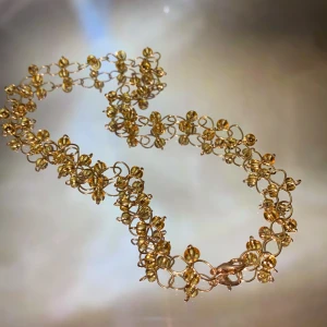 Halsband - Ett fint metallhalsband med gul/guldiga glaspärlor✨ (frakten ingår i priset)                                                                                —————————————————————                                                                                  Kika gärna in på min profil, säljer en massa olika handgjorda smycken💃🏼 perfekt till dig själv eller i present till någon❣️✨