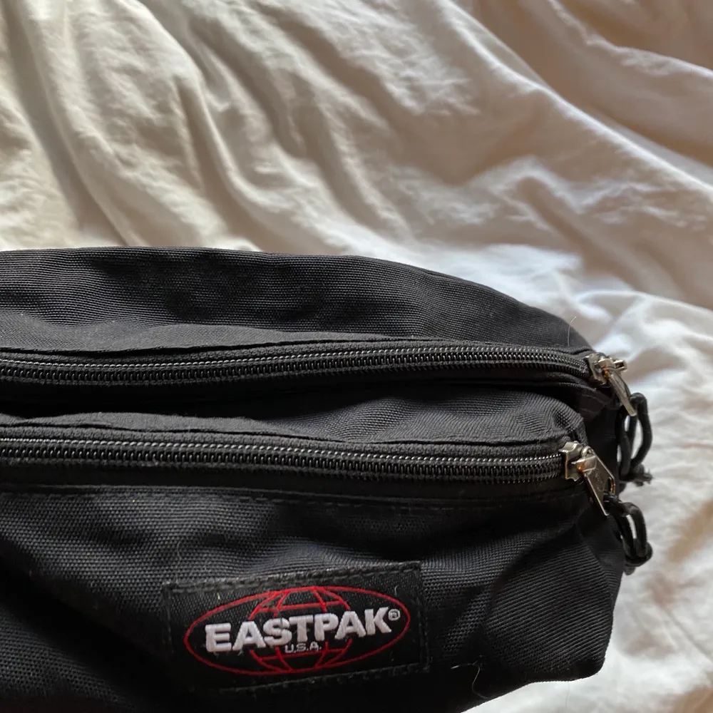 Säljer denna snygga eastpak väskan med ett stort & ett litet fack. Är inte särskilt använd så alltså i bra skick. Köparen står för frakt eller så möts vi upp i malmö/Lund!💖. Väskor.