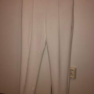 Vita sköna kostymbyxor i mjukt material från H&M, endast använda ett par ggr! Vid leverans tillkommer fraktkostnad. 