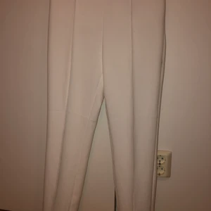 Vita sköna kostymbyxor i mjukt material.  - Vita sköna kostymbyxor i mjukt material från H&M, endast använda ett par ggr! Vid leverans tillkommer fraktkostnad. 