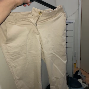 Byxor storlek 34 aldrig använda - Ny pris 700kr Frakten ingår i priset. Aldrig använda