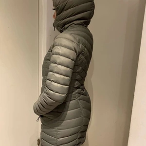 Mckinley dunjacka  - Mckinley jacka köptes i början av vintern.                  ❗️Går ej att köpa i butik längre❗️                                 Jackan är  knappt använd.                                                Köpt för 1000 sek                                                       Storleken på jackan är xs men passar även S jättebra.                                                                                                         Jackans modell: Mck Isabella w Iw Coat                                  Priset går att diskutera 