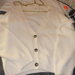 Kofta - Vit stickad kofta från monki storlek L stor i storleken då jag säljer den pga det, aldrig använd. (Frakt tillkommer) 