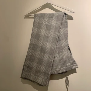 Vida kostymbyxor  - Jättefina rutiga kostymbyxor från HM. Dom är oanvända då dom inte riktigt passar mig, storlek 40 men skulle säga att de motsvarar 36/38.