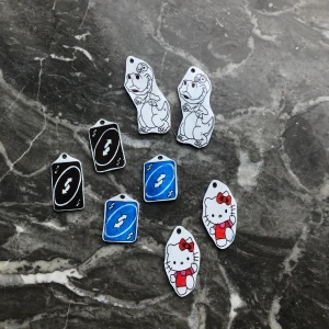 Örhängen - Örhängen av krymplast! 25kr för unokort, 35kr för Hello Kitty och 55kr för draken:)