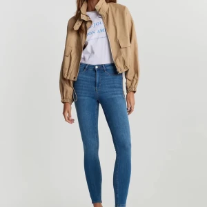 Skinny fit Jeans - Högmidjade Gina  Jeans i  storlek s!                        Ändast använda 3-4 gånger.                                           Köpt pris: 499 
