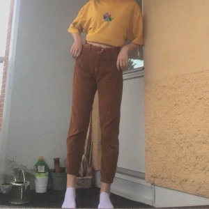 Brunt Manchester Byxor - Brunt manchester byxor från Pull and Bear som är såååå bekväma. Kan stylas med varma färger, en vit eller svart topp.