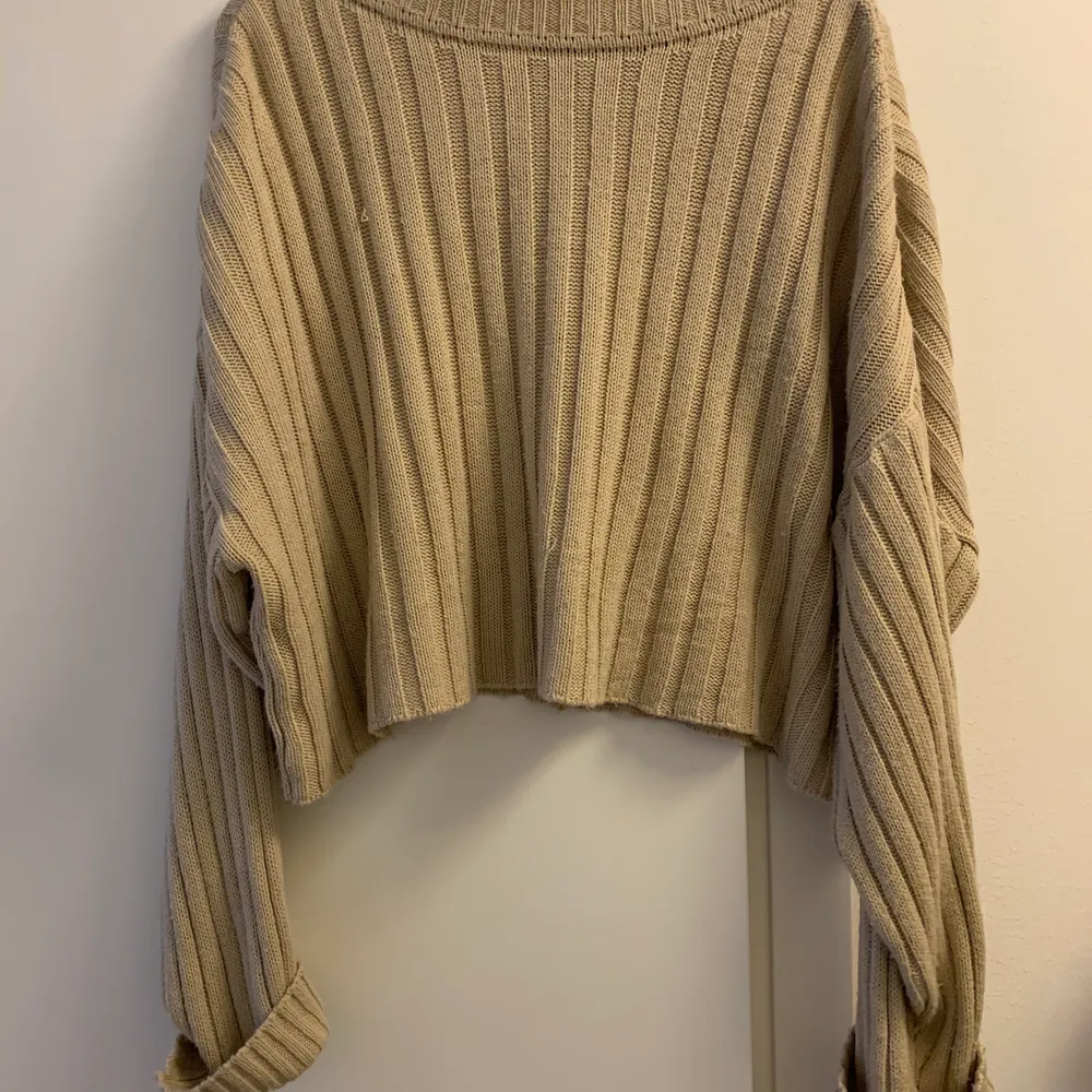 En stickad beige populär tröja från Madlady i storlek XS. 200kr inkl frakt (spårbart). Stickat.