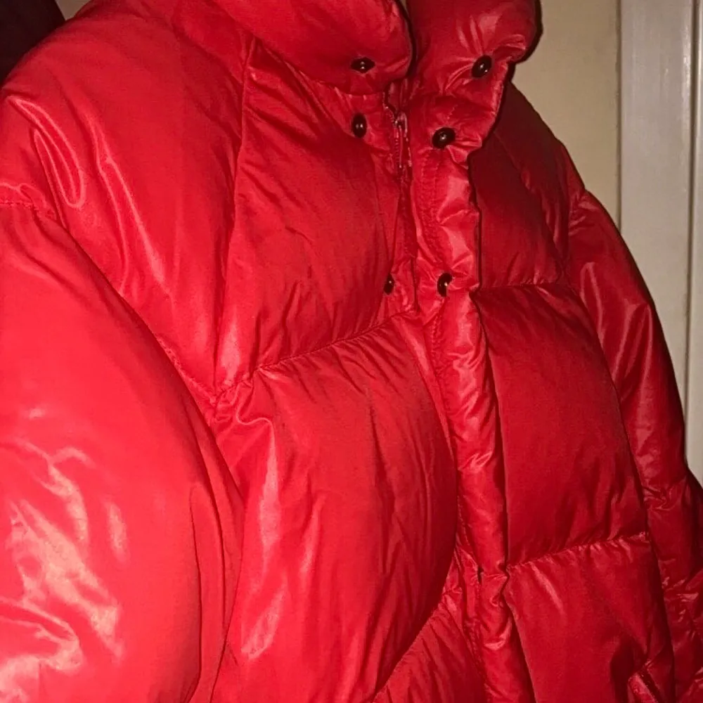 Säljer denna röda moncler jacka som jag inte använder längre. Jätte varm och tjock, bra för vintern. Pris kan diskuteras🤍. Har man frågor eller vill se fler bilder kan man bara kontakta mig:)❤️ (står inte för frakten). Jackor.