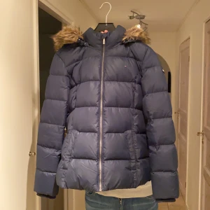 Vinterjacka från Tommy hilfiger  - Marinblå vinterjacka från Tommy hilfiger. Storlek 176 i barnstolek passar lika bra till en som har xs/s❤️ 650+frakt