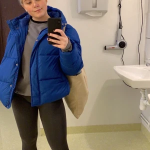 Blue jacket - Snygg blå jacka som tyvärr inte kommer till användning! Skulle säga att den passar allt mellan XS-M beroende hur man vill ha den. Skicka för fler bilder :)