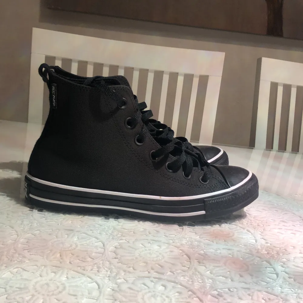 Säljer mina helt oanvända Converse. Jag hittade ett par i grå som jag gillade mer så därför vill jag sälja dessa. Värde 1200 kronor. . Skor.