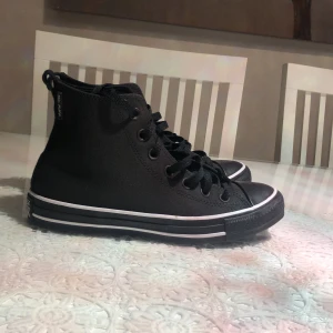 Converse - Säljer mina helt oanvända Converse. Jag hittade ett par i grå som jag gillade mer så därför vill jag sälja dessa. Värde 1200 kronor. 