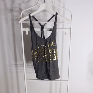 Linne från Billabong  - Fint linne från Billabong i fintskick Storlek: XS/S Direkt pris: 25kr, Skriv buden till mig privat eller kommentera på bilden! Buda med minst 5kr varje gång ✨(Alla bud är välkomna) Köpare står för frakten (Du bestämmer vilket paket så länge det uppfyller vikt och storleks kraven)