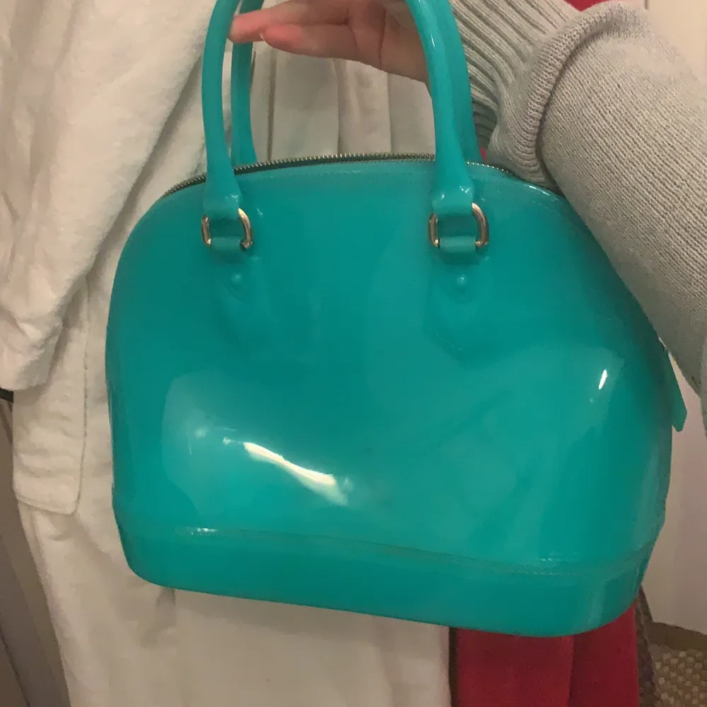 SÅ cool väska i turkos/grön. Oanvänd men har märken som man ser på bilden. ❤️. Väskor.
