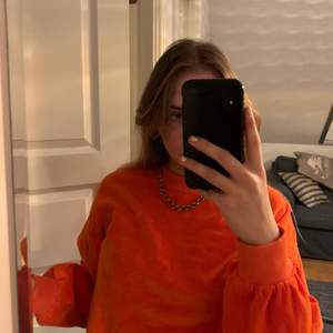 Fin och mysig orange sweater från Bershka🧡🧡 Jätteskönt material och knappast använd. Köparen står för fraktkostnaden🧡