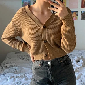 Brun kofta  - Skit fin kofta från lager 157. Säljer då den inte kommer till användning i super super fint skick. Frakt tillkommer på 44kr