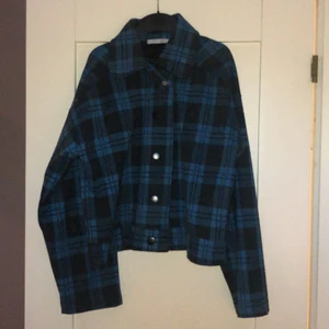 Skjortjacka - Skjortjacka från zara i svart och blått rutigt mönster. Använd 2 gånger. Lite croppad modell. Köparen står för frakt.