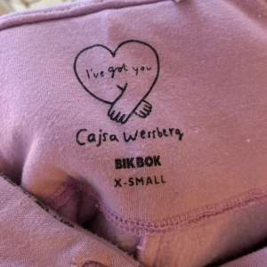 Cajsa Wessberg hoodie  - CajsaXbikbok hoodie, super skön och väldigt oversize! Jag bär nästan alltid S, men skulle säga att den sitter som en L på mig! Den är lila men en silver detalj över bröstet, den har även luva med mönster. 