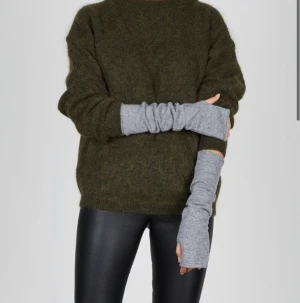 Lisa yang handledsvärmare - INTRESSEKOLL på dessa slutsålda handledsvärmare för Lisa yang💕💕jag köpte de på Mathilde för ca en månad sedan, de är i toppskick!! 100% cashmere💕 start bud 500, säljer endast vid bra bud!!