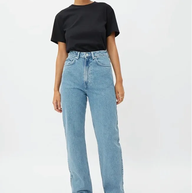 Köpte dessa jeans i perfekt skick här på plick men de var lite korta på mig som är 179:( annars är dom felfria och supersnygga🥰 Modellen är Rowe från weekday och är i färgen sky blue💙💙 pris kan diskuteras vid snabb affär💓💓. Jeans & Byxor.