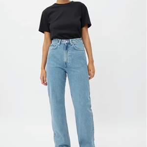 Köpte dessa jeans i perfekt skick här på plick men de var lite korta på mig som är 179:( annars är dom felfria och supersnygga🥰 Modellen är Rowe från weekday och är i färgen sky blue💙💙 pris kan diskuteras vid snabb affär💓💓