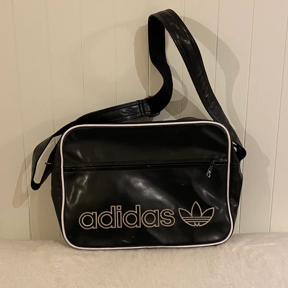 Snygg och klassisk svart väska från Adidas i gott skick. 100kr+frakt😎🖤 fler bilder kan fixas!. Väskor.