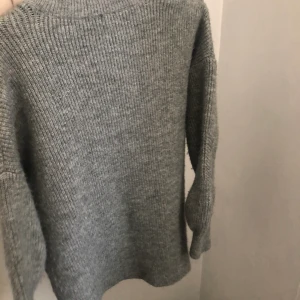 Stickad tröja grå  - Storlek s 