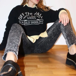 Vans old school tröja - Vans old school. Bra skick! Modellen är 170 cm.