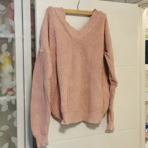 Stickad tröja  - Söt stickad tröja från nelly, kan bäras som off shoulder eller bara på axlarna. Knyt detalj i ryggen som går att justera själv. 💖