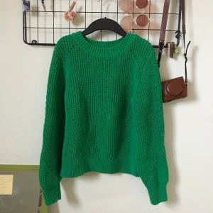 Giftgrön stickad tröja🐍 - Stickad tröja köpt för något år sedan, den är tyvärr för kort i ärmarna för mina babianarmar hahah och därför knappt använd🦋. Frakt på 79 kr tillkommer