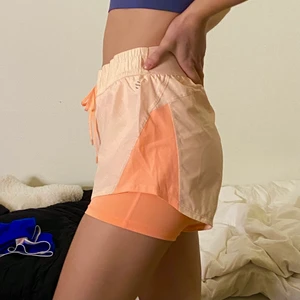 Träningsshorts - Oanvända träningsshorts från H&M sport, lappen kvar! Supersnygga och bekväma, men tyvärr lite för stora för mig :( Frakt tillkommer