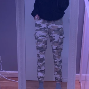 Cargobyxor h&m - Camouflage färgade cargobyxor från h&m, använda runt 5 gånger och bra skick! Jag är 177cm och de går ner till fotlederna. Hör av er vid frågor eller fler bilder:)