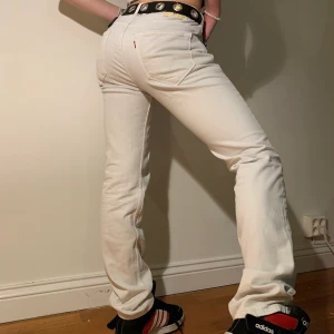 Vintage vita lågmidjade Levi’s 519 jeans - Vintage raka lågmidjade off white Levi’s jeans i modellen 519 🤍 Aningen gråtonade vita jeans som också har den coolaste lite distressed ljusgula back tagen?! Så snygga till baby tees och croptops eller en fet hoodie med ett par stora sneakers! Storlek är inte markerad men har följande mått; midjemått: 84 cm, benlängd: 106 cm, innerbenslängd: 82 cm 