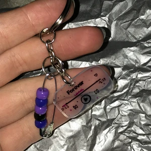 ‘forever’ nyckelring - en handgjord nyckelring inspirerad av serien Euphoria. Jättesnygg att ha på nycklarna ! Jag fraktar :)