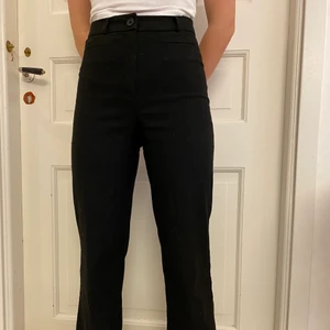 Monki svarta kostymbyxor  - Size 34. Modell på bilden 163cm. Nypris 399kr. Frakten tillkommer 